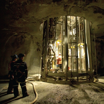 Photo of underground orefields and cementation workers